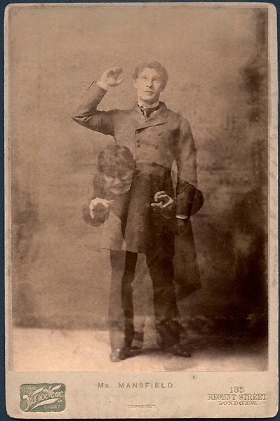 El actor Richard Mansfield caracterizado como Jekill y Hyde en la primera obra de teatro basada en el libro